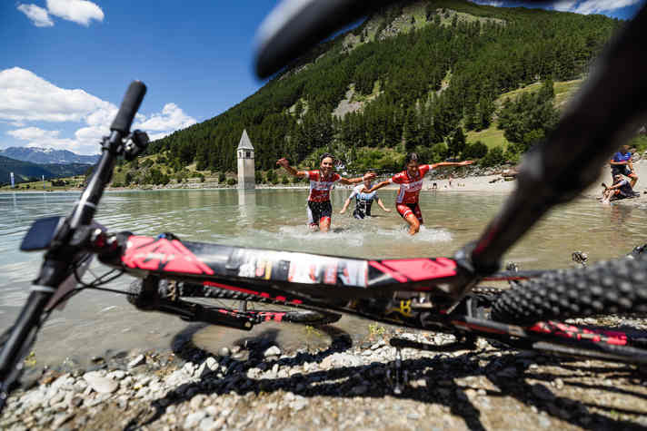 Frisches Finale von Etappe 3: Nix wie rein in den Reschensee mit seinem berühmten versunkenen Kirchturm bei Graun.