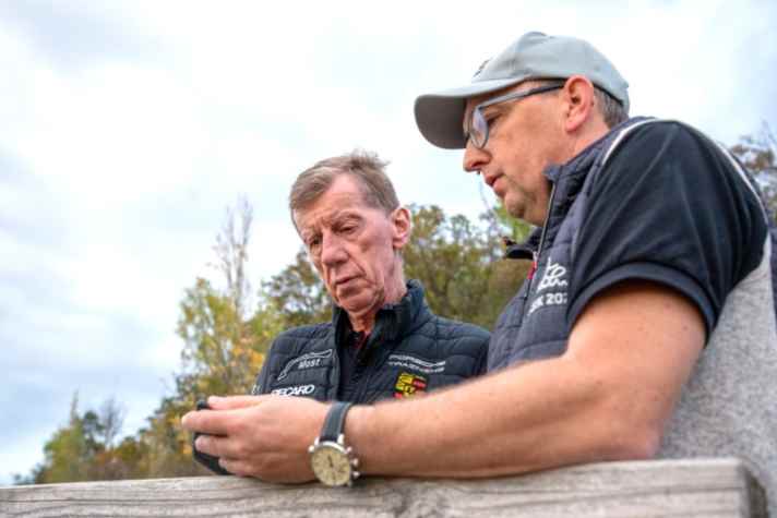 Letzte  prüfende Blicke auf den Streckenverlauf der 2. Röhrl-Klassik: Walter  Röhrl, Namensgeber und Rallye-Legende (links) gemeinsam mit Peter Göbel,  sportlicher Leiter der Röhrl-Klassik und Inhaber der Agentur  Plusrallye.