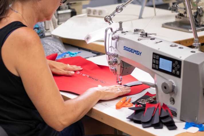 Gefertigt werden die SUP Suits in Handarbeit in Kroatien.