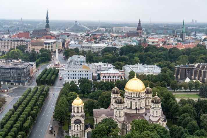 Delicious cocktails and a great view of the old town: a visit to the Skyline Bar is particularly worthwhile at dusk.
