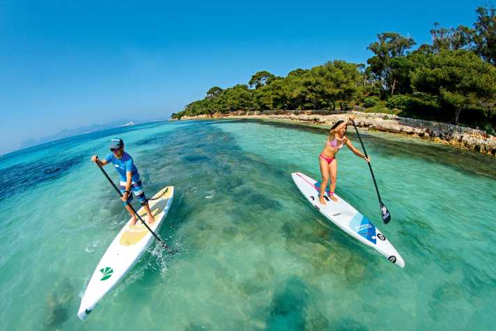 Lérins-Insel Saint-Honorat wartet mit karibischem Wasser für SUP-Fans auf.