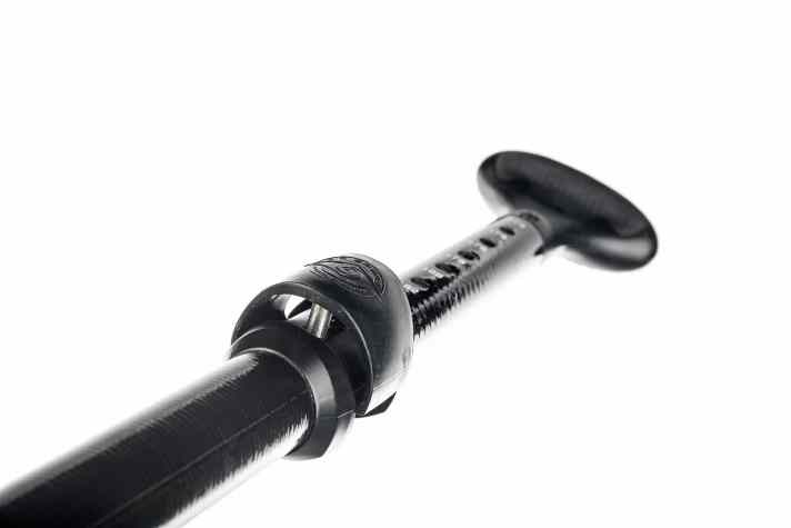 Pin-Lock: A system similar to windsurfing booms. Advantage: The handle is always precisely aligned. Absolutely secure against slipping in. Disadvantage: A little more fiddly with clammy fingers. Minimal "play" cannot be prevented as there is no clamping effect.