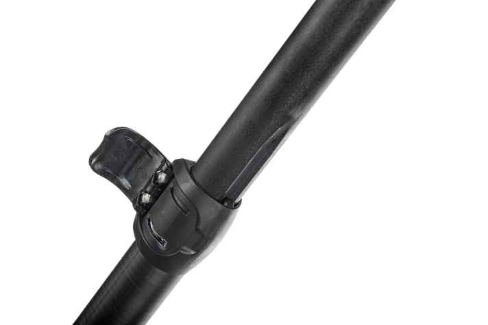 Clamp closures: The most frequently used closure works at least similarly on many paddles: by flipping a lever, the sleeve and the slotted down tube are squeezed together and the upper tube is then clamped into it.   Guiding task: Naish and Starboard (photo left) equip all vario paddles with guide grooves. This allows the length to be adjusted very quickly without accidentally twisting the handle. This is normally unavoidable. But be careful not to force the paddle beyond the end of the groove when pushing it together for transport, as this could damage the guide lug.