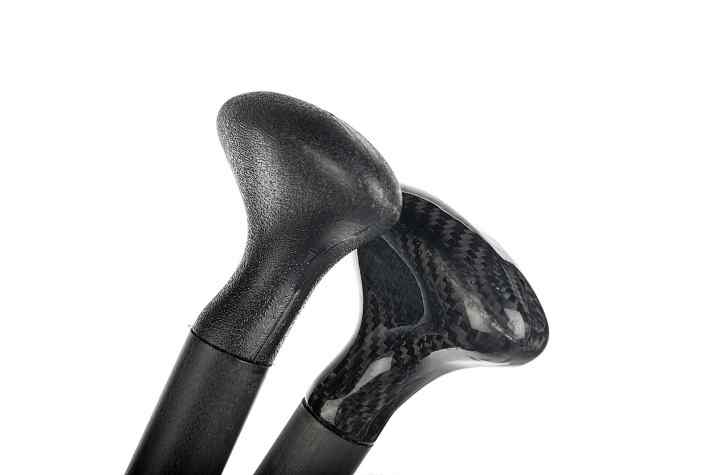 Smooth or with knobs: Smooth, polished carbon looks classy, flatters the hand, but can also be a little more slippery with sweaty hands. Some paddles are equipped with textured plastic handles. The visual effect is not really classy. Such handles are robust, the rough surface has a slightly anti-slip effect, but hardly any testers found them more pleasant to grip than the smooth handles.