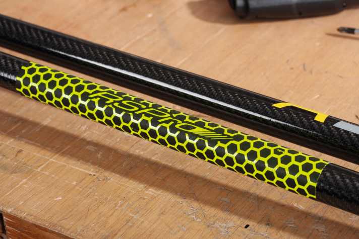 Professional grip tape from RSPro is more non-slip than a shiny carbon shaft and quite gentle on the hand. However, it does not necessarily provide a better grip than a well-finished, matt shaft. Costs from around 25 euros.