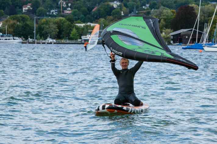 Auch auf dem großen SUP startest du am besten im Knien. Wichtig: Vorderen Arm strecken!