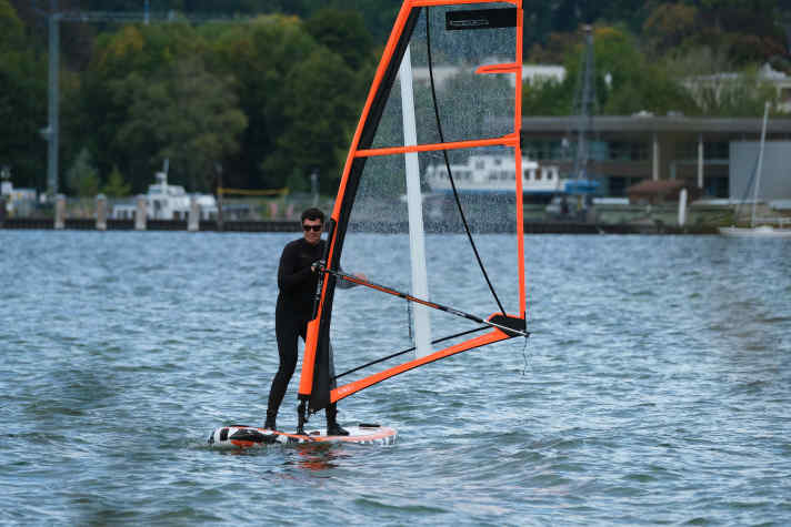 Ohne Windsurferfahrung, "nur mit Segelschein vor 20 Jahren", kam unser Proband, der "Sup Matrose" Thomas Pfannkuch mit dem Segel auf dem breiten SUP schnell und gut zurecht.
