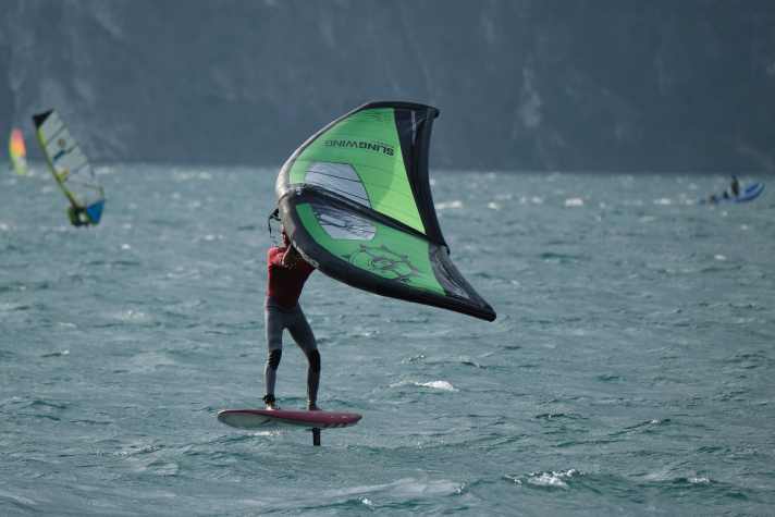 SUP- Tester Nicholas Slijk gibt "Foilgas".