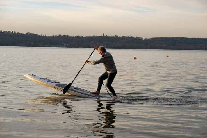 Steif und stabil liegt auch das längere 12'8'' im Wasser.