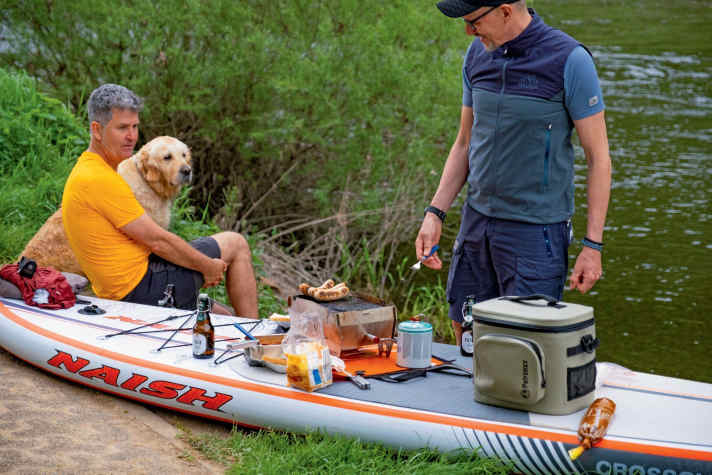 Dismountable gas barbecue, curry sausages - time for a light lunch.