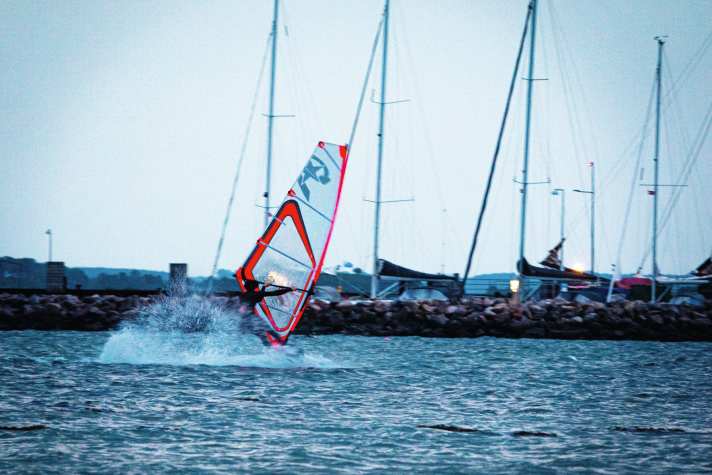The numerous marinas on the islands show how popular they are with sailors. Behind the piers, shallow water beckons for a sundowner session.