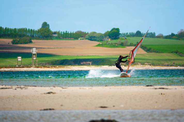 The turquoise flat-water piste on the island of Lyø is perfect for freestyling or relaxed freeride sessions.
