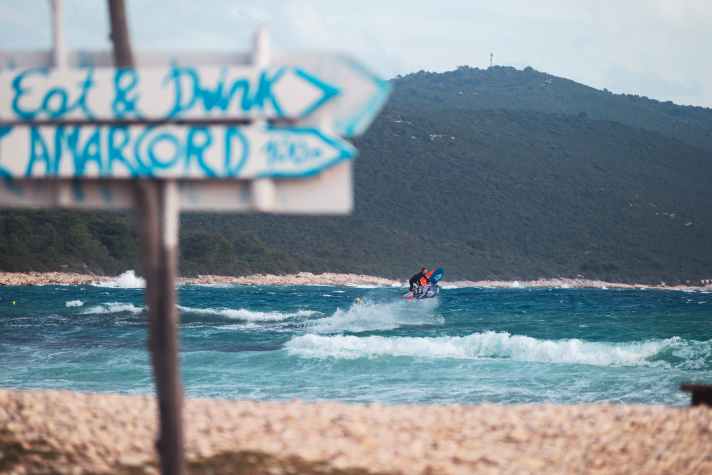The bay of Sakarun: A bathing paradise in summer - in winter, depending on the strength of the "Yugos", a wild bump & jump spot where the surf builds up quickly