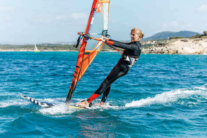 Slowly shift the sail pull into the trapeze and relax your arms