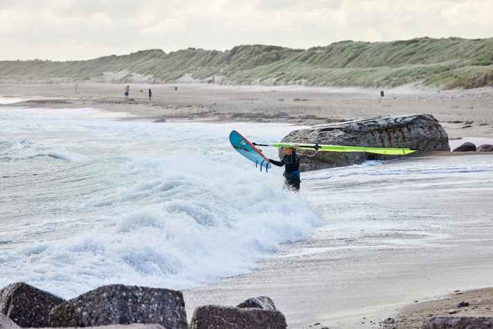 Take-off alternative: The upside-down technique provides additional ground clearance on the way into the water. However, this technique is only feasible with small wave material and if it doesn't whistle too much on the beach.