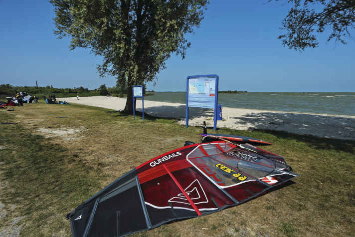 Als Faustregel auf dem Ijsselmeer gilt: Wo die Wellen brechen, ist Vorsicht geboten. In Medemblik reicht der Stehbereich bis 300 Meter vor den Strand.