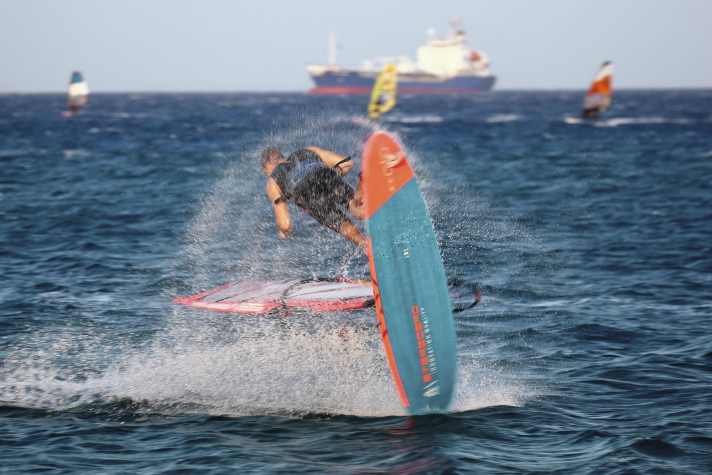 With or without hands: Meiky has mastered almost all of the latest power moves. He stubbornly works on new, crazy rotations, such as the double air culo, until he can do them.