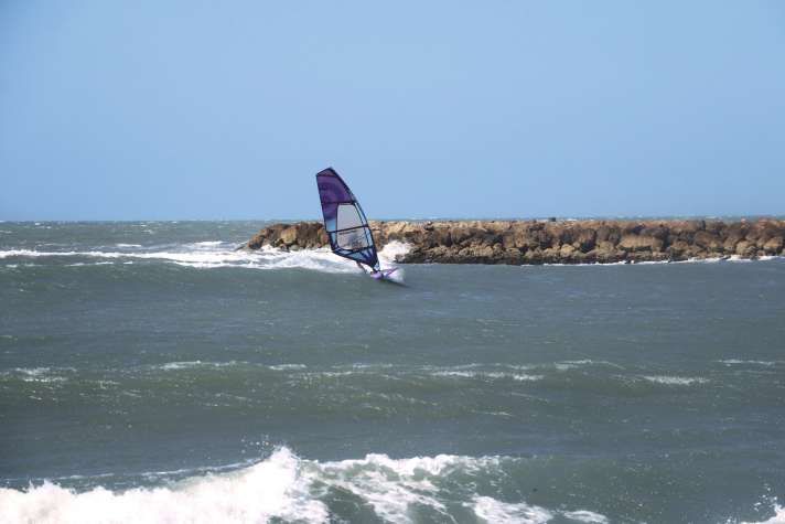 In the lee of the V-shaped groynes in Cartagena, clean, subdued waves run onto the beach - well suited for wave beginners or freestylers.