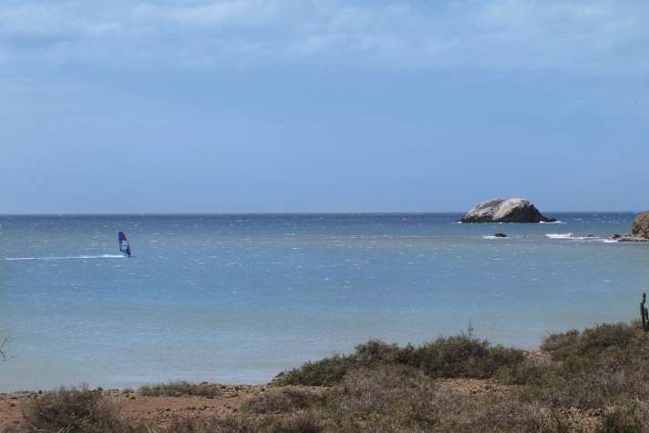 Glattes Wasser durch ablandigen Wind, doch dafür sehr böig. Cabo de la Vela ist zum Windsurfen nur bedingt zu empfehlen.
