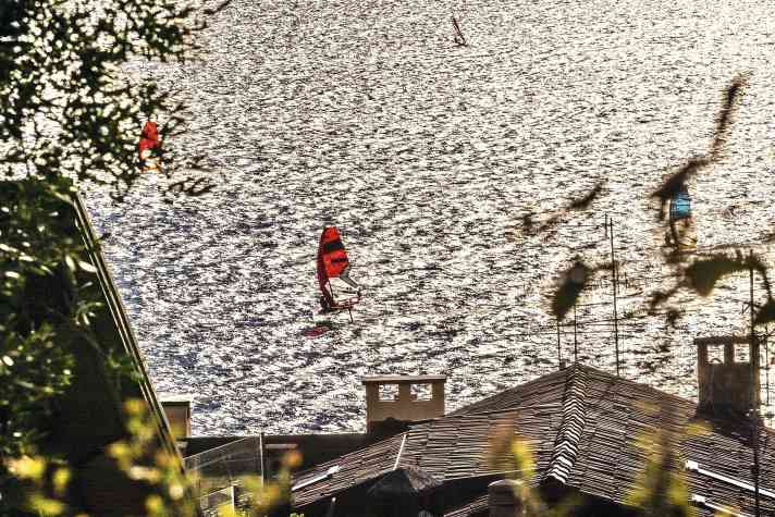 Der Gardasee ist eine Bank, wenn man gutes Wetter 
und Wind im Sommer haben möchte – diese goldene Regel durchbricht der Klimawandel leider immer öfter. Trotzdem bleiben 
die traumhaften Ora-Tage 
in Erinnerung.