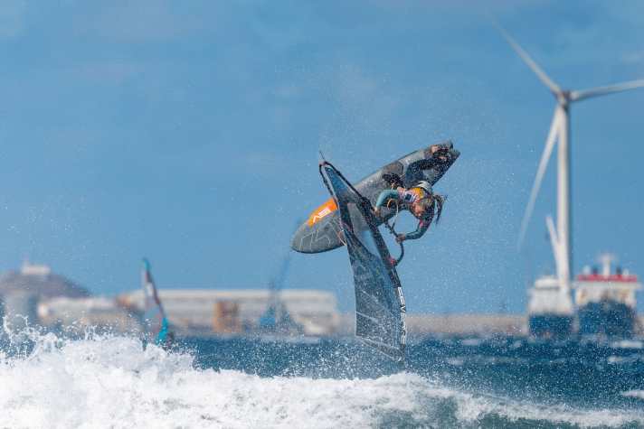 Lina's front loops are among the highest in the women's category.