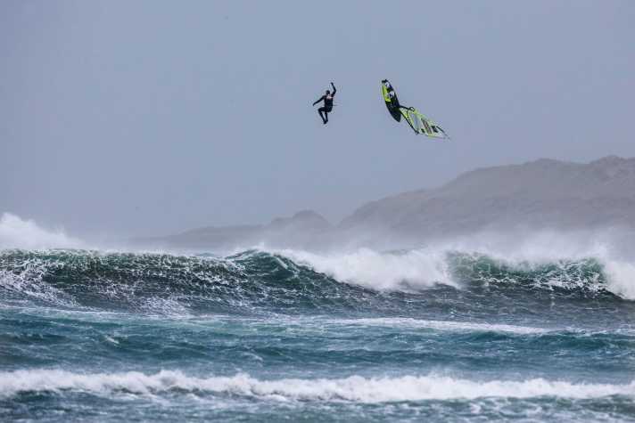 Auch die weltbesten Surfer sind beim Storm Chase am Limit.
