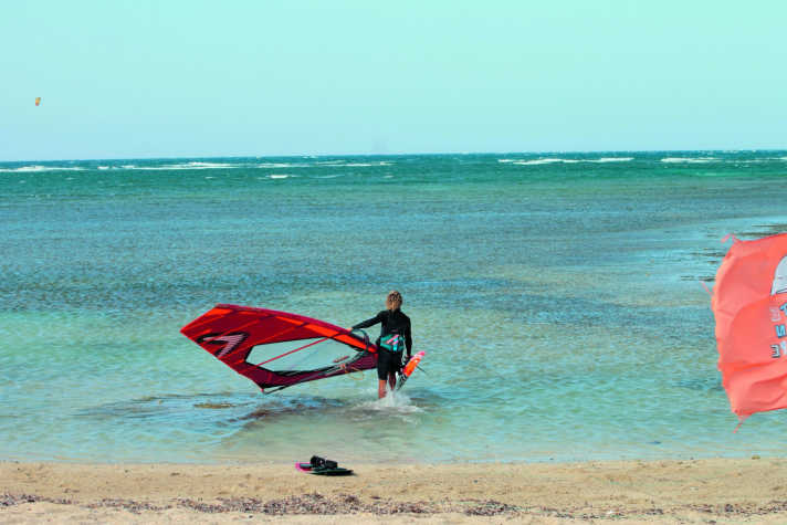 Der knapp einhundert Meter breite Stehbereich inklusive spiegelglattem Wasser am Hauptspot. Die Wellen brechen im Hintergrund am Außenriff.