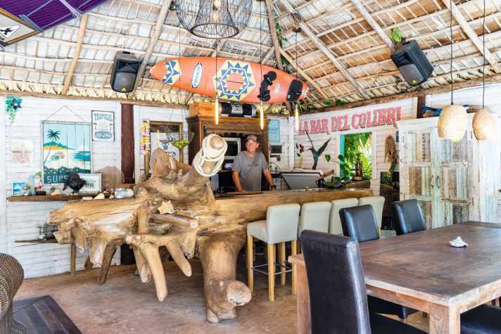 Der Lifestyle ist karibisch relaxed – Auswanderer Jörg begrüßt uns in seiner chilligen Heimbar in der Nähe von Cabarete.