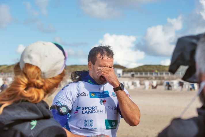 Ein Traum wird wahr – Michele gewinnt auf Sylt seine erste Elimination im Slalom-World-Cup. Da übermannen auch große Kerle die Emotionen.