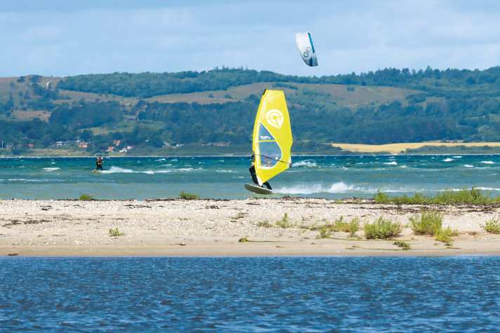Small ramps on the sandbank, shallow water behind it - Ahl is picturesque and, on good days, even busier.