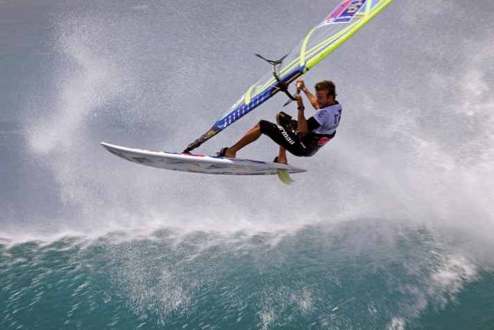 Kompakter, wendiger, flüssiger – mit diesem Twinser (zwei gleich große Finnen) nahm der Trend zu Multi-Fin-Waveboards so richtig Fahrt auf.