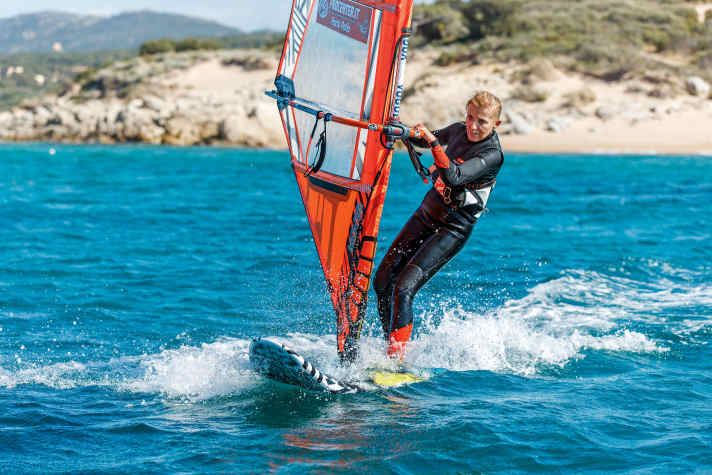 To avoid being pulled forwards into the water in gusts (11), you can pull the mast towards your body with your front hand and turn your shoulders forwards (10). This will also turn the sail (sheet out) and release the pressure.