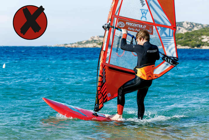 Der häufigste Fehler beim Beachstart: Das Brett wird zu weit hinten belastet