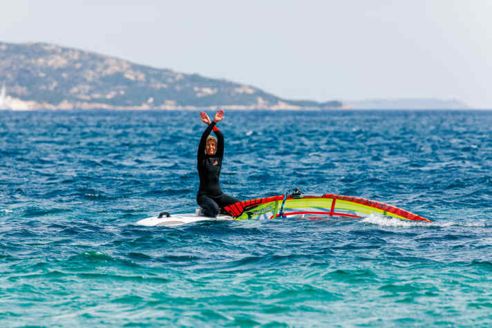 Die “müde Fliege” macht andere Surfer oder Menschen am Strand auf dich aufmerksam