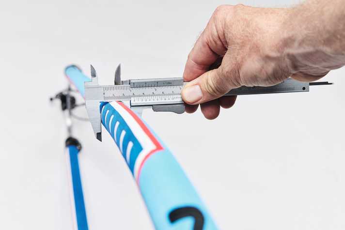 Because the manufacturer's specifications for the bar diameter refer to the bare tube, we measured all forks in the grip area.