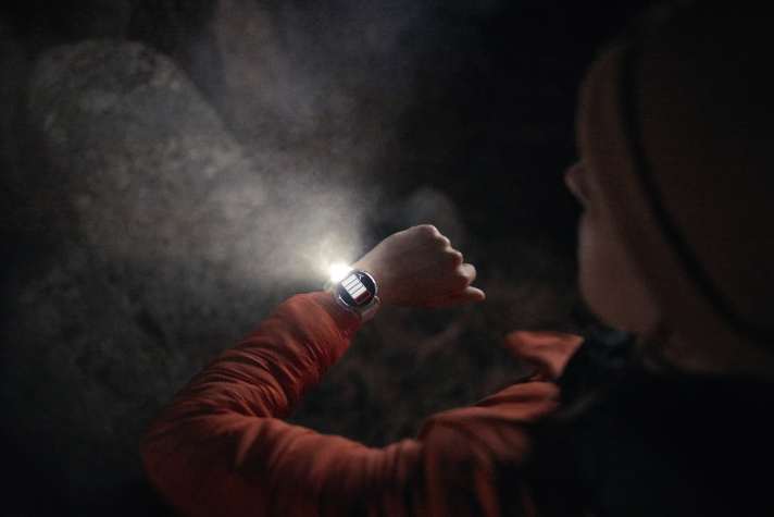 Die Uhr verfügt über eine integrierte LED-Leuchte