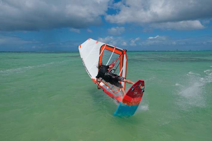 Freemoving sails like the Sailloft Curve are ideal for manoeuvres from jibe to loop