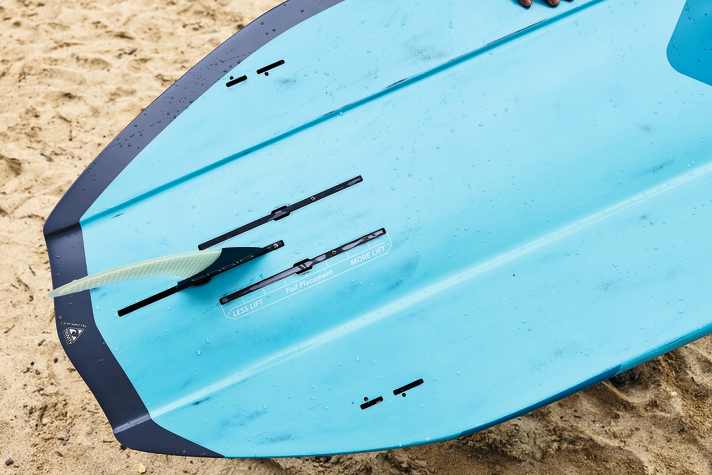 Im Heck wurden sämtliche Boxen zum Foilen, Windsurfen & SUPen verbaut