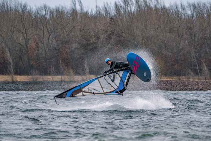 Coallaker Franky hebt ab und fliegt durch einen stylischen Shove-it.