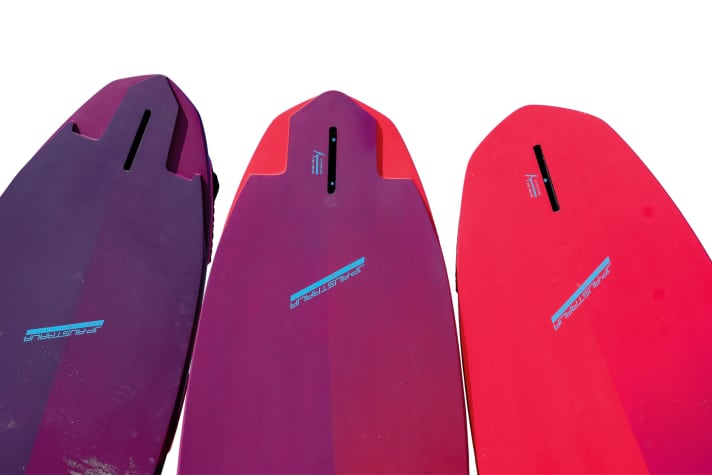 Freerideboards haben meist keine Cutouts (rechts), je leistungsorientierter das Board aber wird, desto größer werden die Cutouts