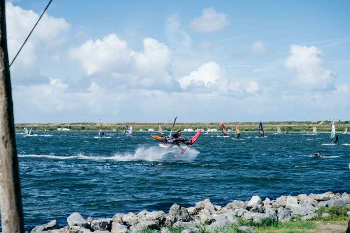 Shaka! Directly in front of the surf centre on the Kabbelaarsbank - reasonably rideable in any wind direction and therefore so popular.
