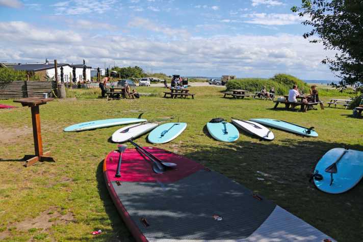 Lynaes hat auch ein kleines Surfcenter zu bieten