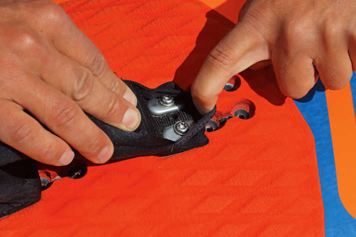 Washers for the correct position of the foot straps.