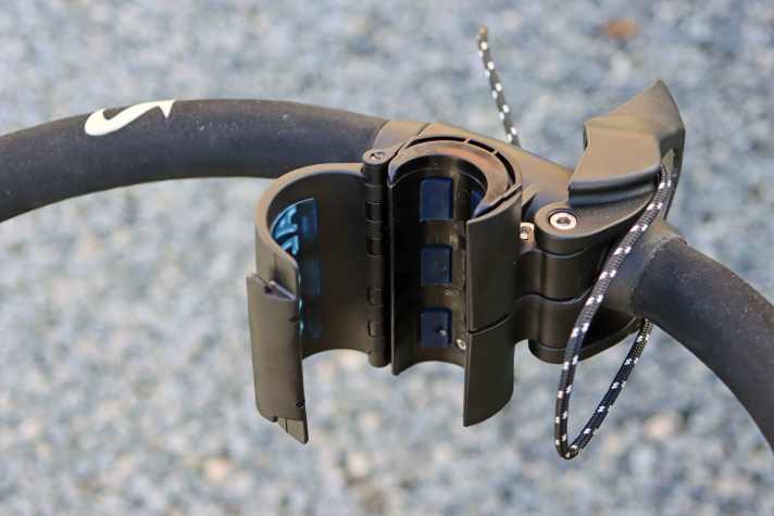 Made for RDM masts, but a solution with an insertable sleeve also holds the fork well on the SDM mast.