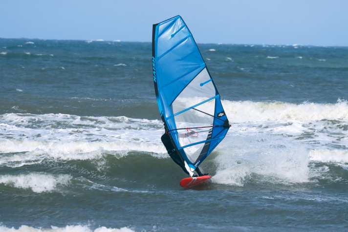 Das Vergleichsmodell: Ein Naish Force 5 in 5,7qm, ein reinrassiges Wavesegel.