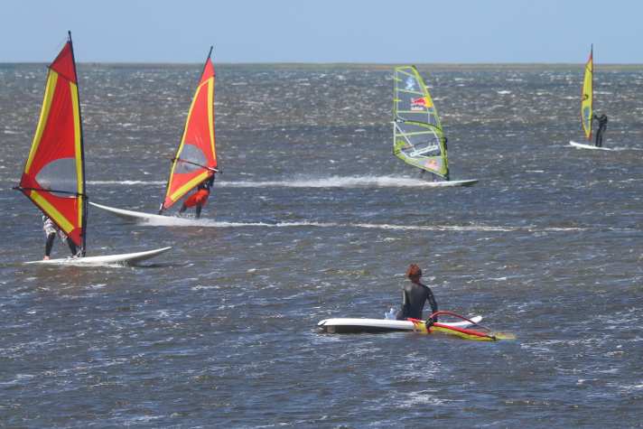 Von den ersten Schritten bis zu Tricks und Hüpfern, Suhrendorf bietet für fast alle  Könnensstufen beste Windsurf-Bedingungen.