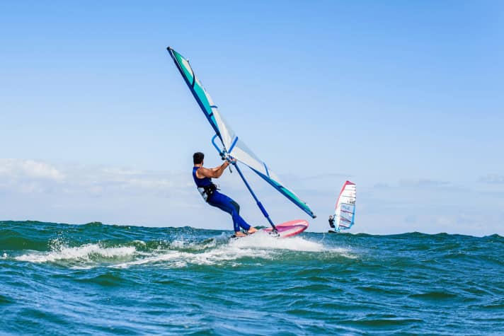 Vincent überlegt, die Wind Weapon ab nächster Saison im Worldcup einzusetzen. Damit kommt er zwar als Letzter an der Halsentonne an, kann aber mit waagerecht gestelltem Flügel alle Konkurrenten gleichzeitig wegsensen.