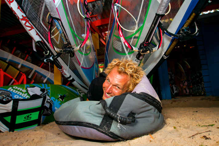 Tuna cans out, Beholz in - if necessary, Adrian checks into the "Hotel Boardbag" on a budget.