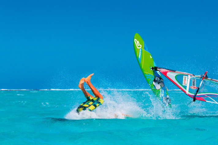 Eines haben Hobbysurfer und Profis dann doch gemeinsam – ohne Lehrgeld geht’s nicht.