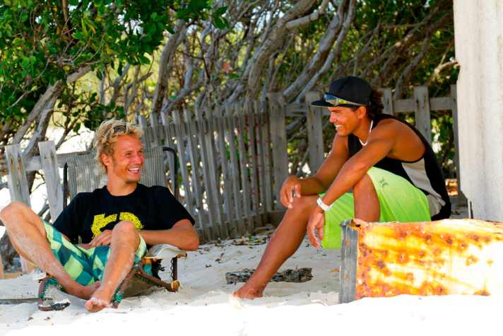 Ein schattiges Plätzchen mit Blick aufs Wasser steht hoch im Kurs der Profis: Adi Beholz und Caesar Finies in der Strand-Loge.